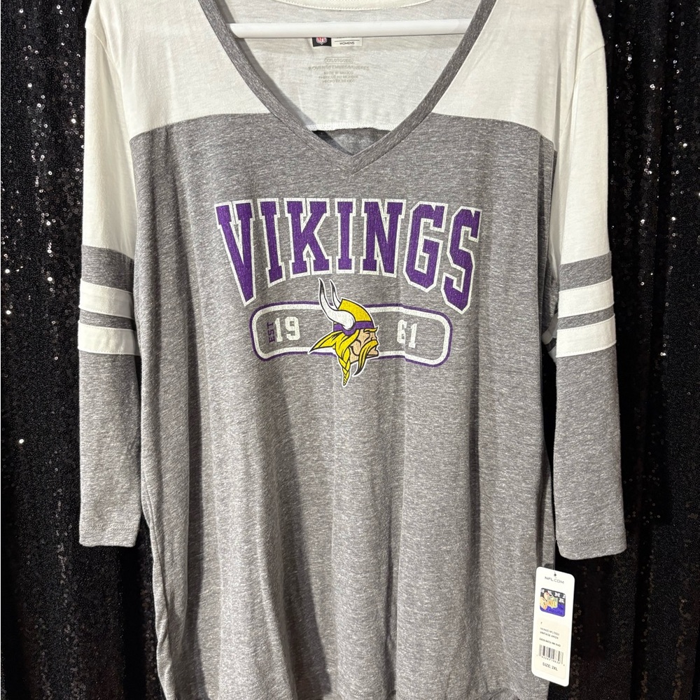 Gray and White Women’s Vikings Graphic Tee XXL